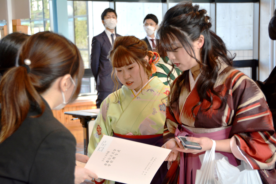 19年度学位授与式を挙行しました 青森公立大学 Aomori Public University