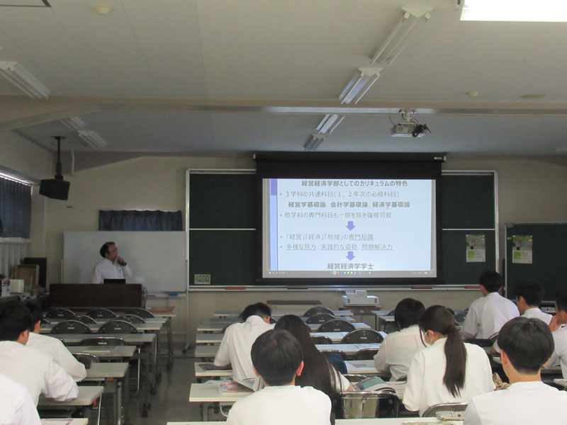 学部・学科の説明の様子